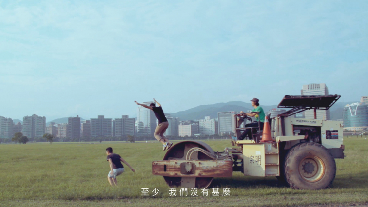 影片截圖：宇宙人． 一起去跑步（和平的空氣篇）