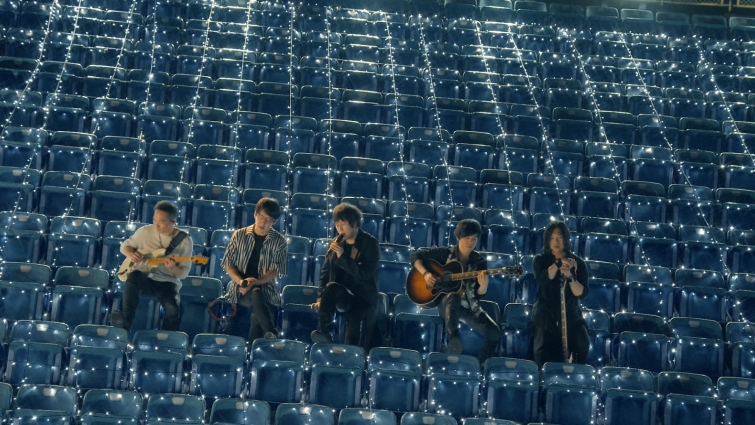 影片截圖：五月天 [ 突然好想見到你 ] Mayday live in the sky 線上演唱會