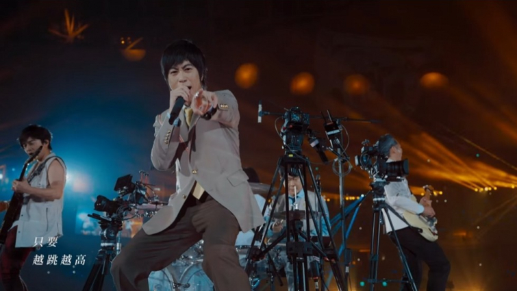 影片截圖：周思齊 feat. 五月天．引退賽後演出